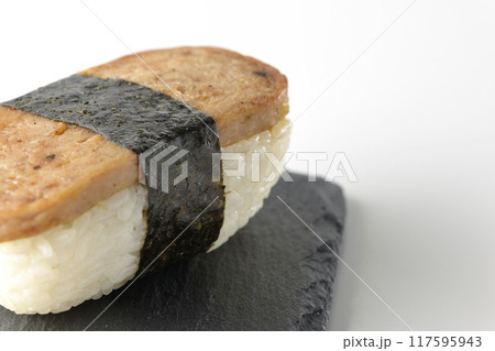 スレートプレートに乗ったスパムむすびを白背景で撮影 117595943