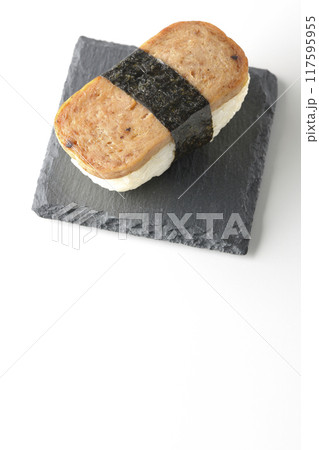 スレートプレートに乗ったスパムむすびを白背景で撮影 117595955