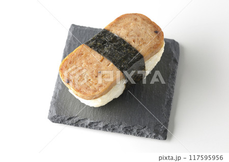 スレートプレートに乗ったスパムむすびを白背景で撮影 117595956