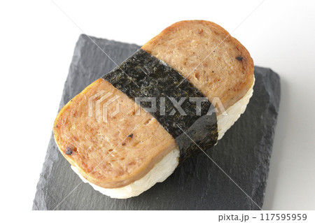 スレートプレートに乗ったスパムむすびを白背景で撮影 スレートプレートに乗ったスパムむすびを白背景で撮影 117595959