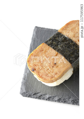 スレートプレートに乗ったスパムむすびを白背景で撮影 スレートプレートに乗ったスパムむすびを白背景で撮影 117595963