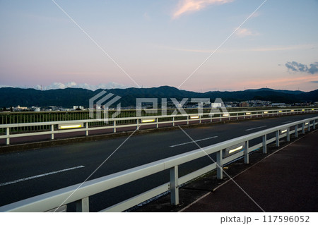 夕暮れ時の道路 夕暮れ時の道路 117596052