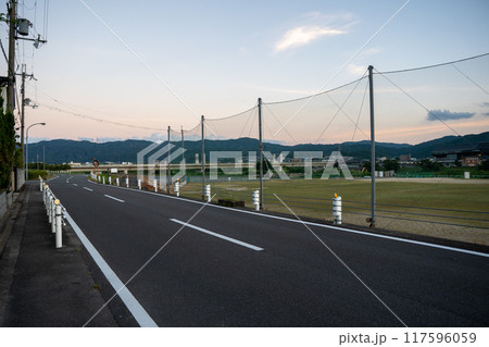 夕暮れ時の町 夕暮れ時の町 117596059