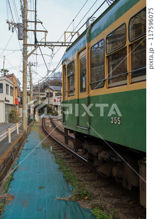 狭い路地を縫って走る江ノ電 117596075