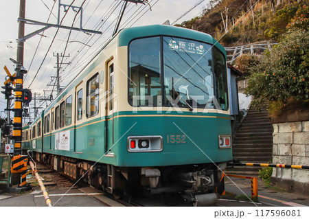 狭い路地を縫って走る江ノ電 狭い路地を縫って走る江ノ電 117596081