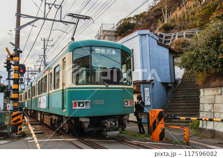狭い路地を縫って走る江ノ電 117596082