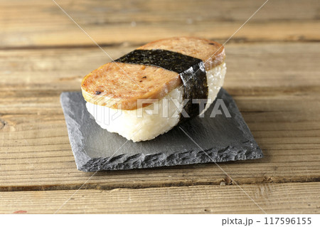 スレートプレートに乗ったスパムむすび 117596155