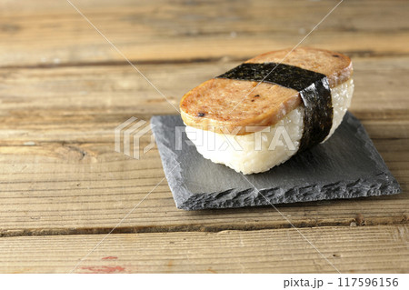 スレートプレートに乗ったスパムむすび 117596156
