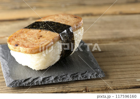 スレートプレートに乗ったスパムむすび 117596160