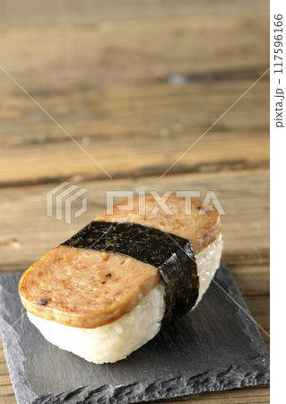 スレートプレートに乗ったスパムむすび 117596166