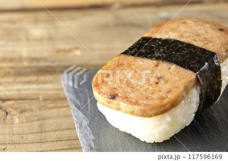 スレートプレートに乗ったスパムむすび 117596169