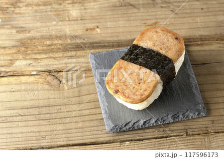 スレートプレートに乗ったスパムむすび 117596173