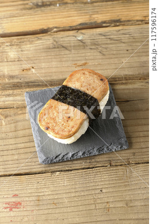 スレートプレートに乗ったスパムむすび 117596174