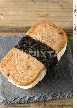 スレートプレートに乗ったスパムむすび 117596177