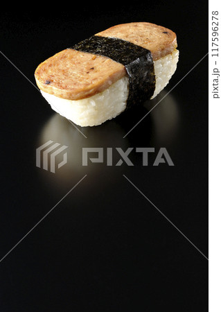 スパムむすびを黒背景で撮影 スパムむすびを黒背景で撮影 117596278