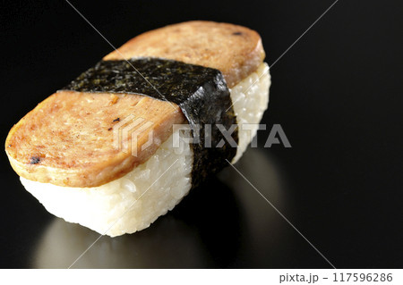 スパムむすびを黒背景で撮影 117596286