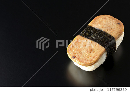 スパムむすびを黒背景で撮影 スパムむすびを黒背景で撮影 117596289