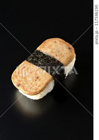 スパムむすびを黒背景で撮影 117596290