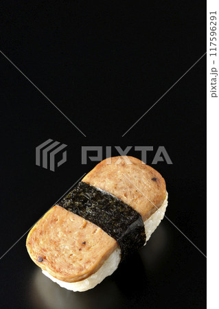 スパムむすびを黒背景で撮影 117596291