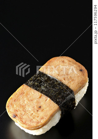 スパムむすびを黒背景で撮影 117596294