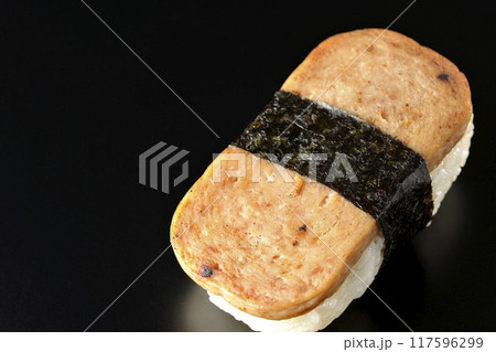 スパムむすびを黒背景で撮影 117596299