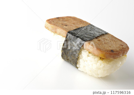 スパムむすびを白背景で撮影 117596316