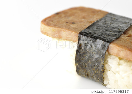 スパムむすびを白背景で撮影 117596317