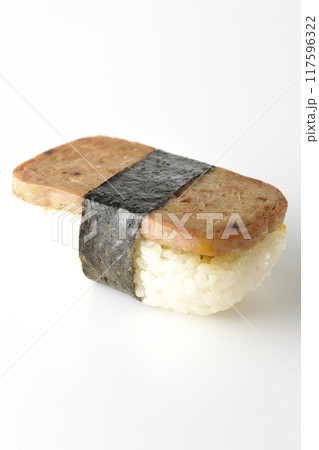 スパムむすびを白背景で撮影 スパムむすびを白背景で撮影 117596322