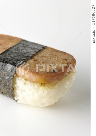 スパムむすびを白背景で撮影 117596327