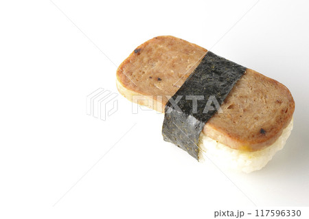 スパムむすびを白背景で撮影 117596330