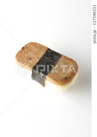 スパムむすびを白背景で撮影 117596331