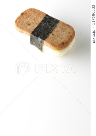 スパムむすびを白背景で撮影 117596332