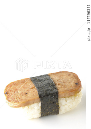 スパムむすびを白背景で撮影 117596351