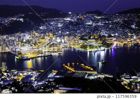 世界新三大夜景に輝いた稲佐山の夜景(長崎県長崎市稲佐町) 世界新三大夜景に輝いた稲佐山の夜景(長崎県長崎市稲佐町) 117596359