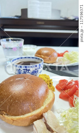 健康　ワンプレ－ト朝食とピアノ 117596371