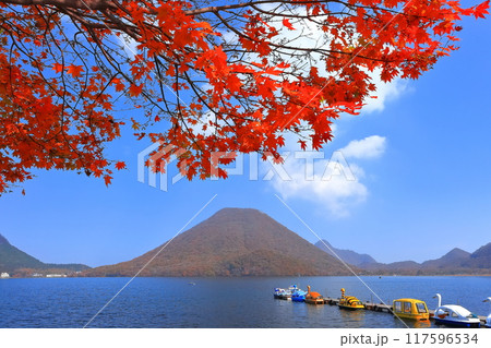 【群馬県】晴天の榛名山の紅葉 【群馬県】晴天の榛名山の紅葉 117596534