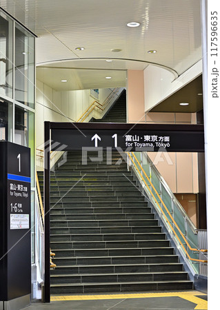 新高岡駅の乗り場案内 新高岡駅の乗り場案内 117596635