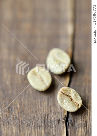 焙煎する前のコーヒー豆　コーヒー生豆 117596773