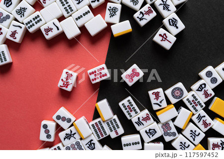 並ぶマージャン牌 117597452