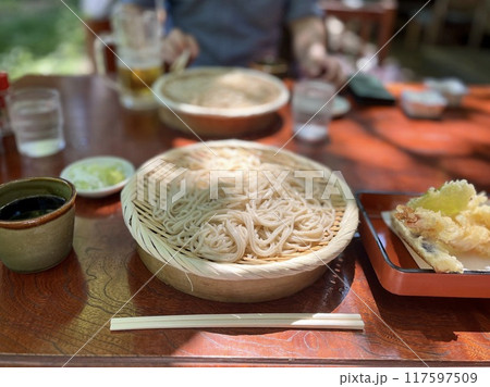 屋外で食べる天ぷらそば 屋外で食べる天ぷらそば 117597509