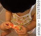 夏にスイカをかじって食べる1歳児 117597809