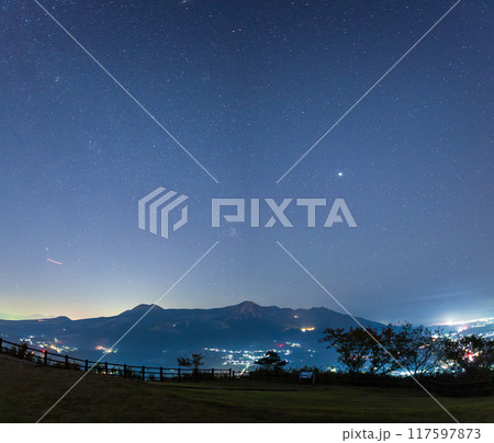 絶景スポット 俵山峠から観える阿蘇山の夜空と街並み風景(一枚撮り素材)「南阿蘇村河陰 俵山峠展望所」 絶景スポット 俵山峠から観える阿蘇山の夜空と街並み風景(一枚撮り素材)「南阿蘇村河陰 俵山峠展望所」 117597873