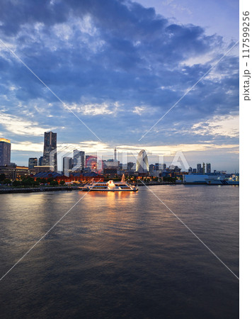 横浜みなとみらいの夜景　観覧車　赤レンガ倉庫 117599256