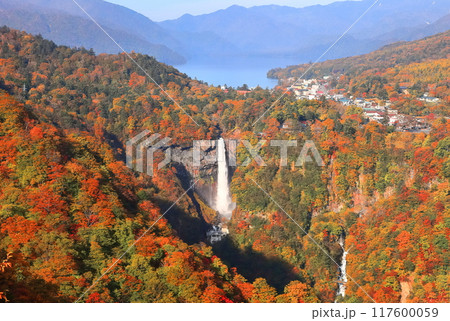 【栃木県】晴天の華厳の滝の紅葉（日光） 117600059