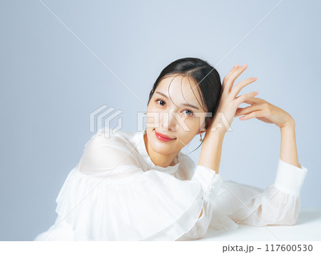おしゃれな女性の美容・スキンケアイメージ おしゃれな女性の美容・スキンケアイメージ 117600530