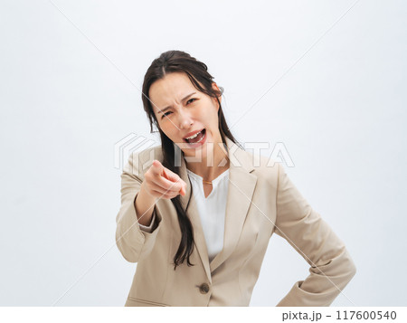 怒鳴る女性ビジネスパーソン 117600540