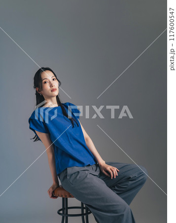 クールな女性のポートレート クールな女性のポートレート 117600547