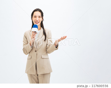 マイクを使って話す女性 117600556