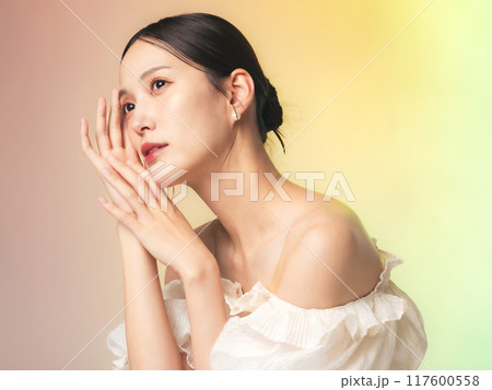 おしゃれな女性の美容・スキンケアイメージ おしゃれな女性の美容・スキンケアイメージ 117600558