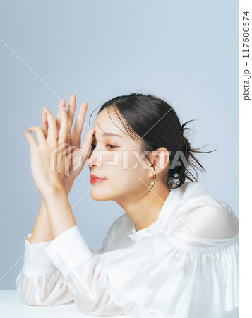 おしゃれな女性の美容・スキンケアイメージ 117600574